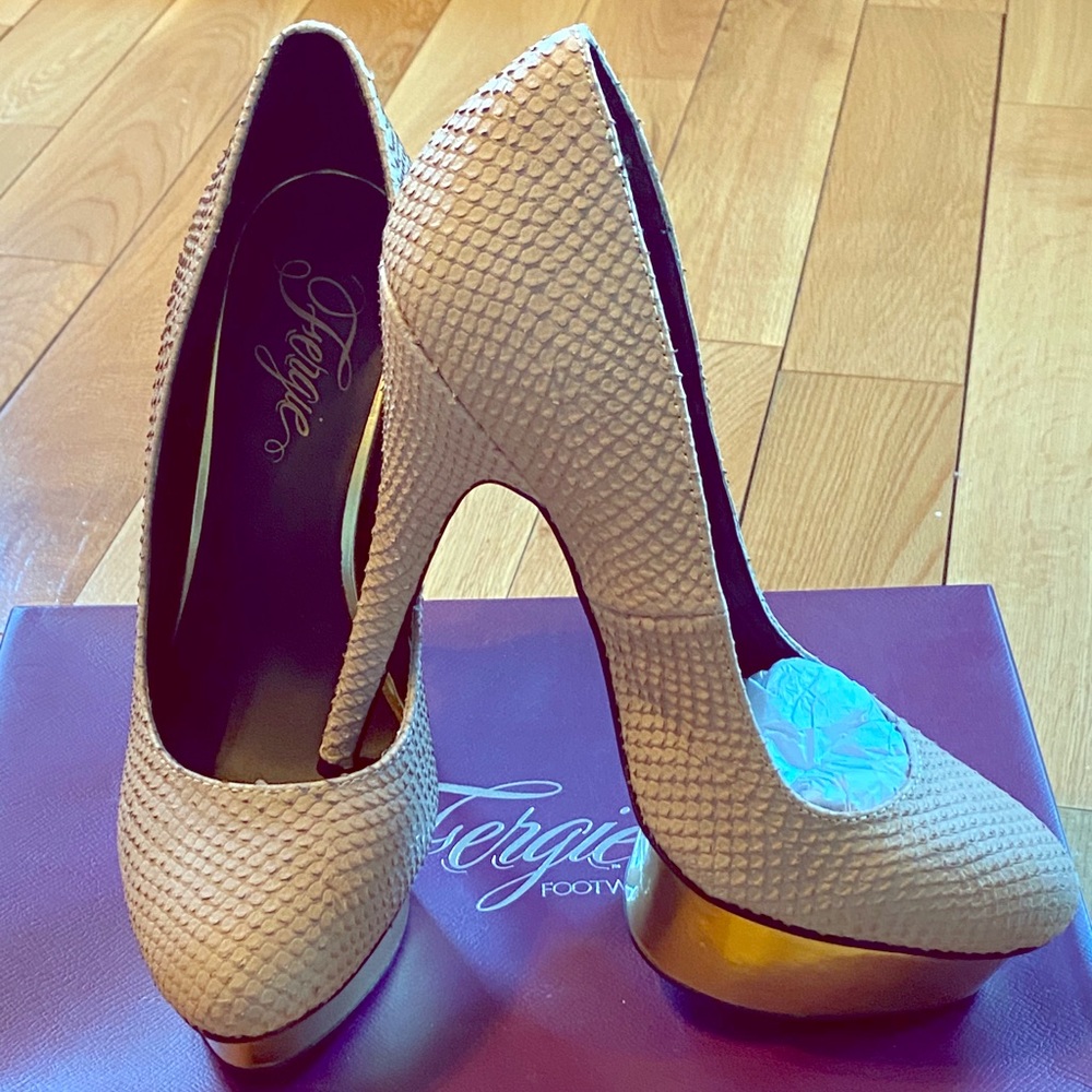 Fergie Olivia Platform Pump - Moonstone